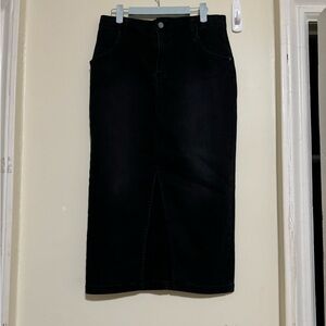Slit in the front up till knee. Stretchy material. Wash lab brand from TJ maxx